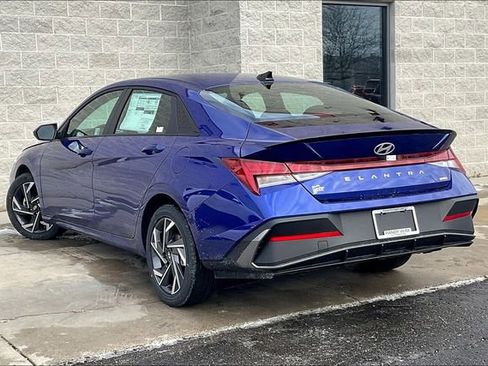 New 2025 Hyundai Elantra SEL image 3