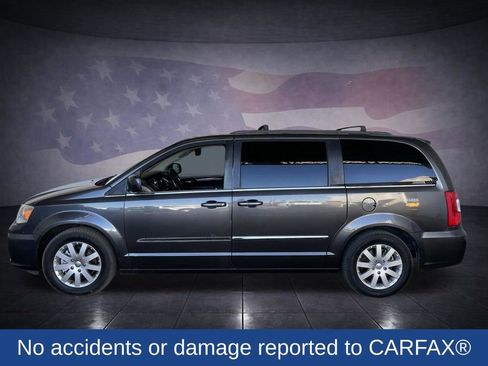 Used 2015 Chrysler Town & Country Touring image 2