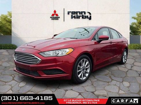 Used 2017 Ford Fusion SE w/ Fusion SE Technology Package image 3