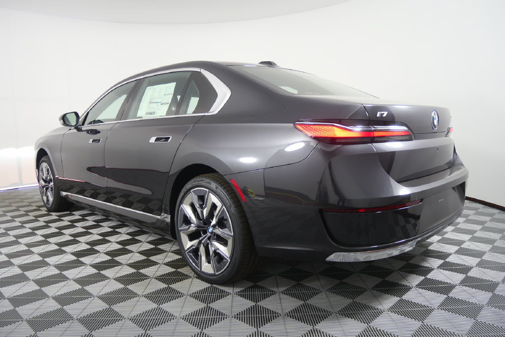 Used 2026 BMW i7 eDrive50 w/ Premium Package RWD image 3