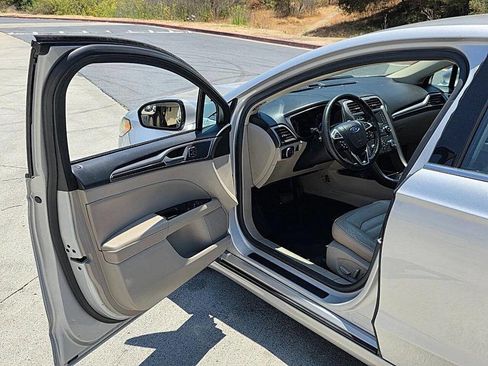 Used 2017 Ford Fusion SE image 46