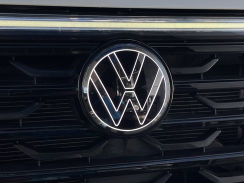 Used 2024 Volkswagen Atlas Cross Sport SE image 8