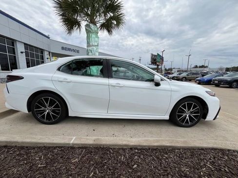 Used 2016 Toyota Camry XLE image 16
