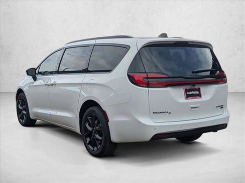 New 2026 Chrysler Pacifica Limited image 8
