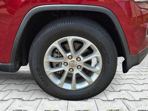Used 2014 Jeep Grand Cherokee Laredo w/ 18" Wheel & 8.4" Radio Group RWD image 3