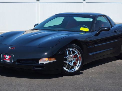 Used 1999 Chevrolet Corvette Coupe w/ Lighting Pkg RWD image 2