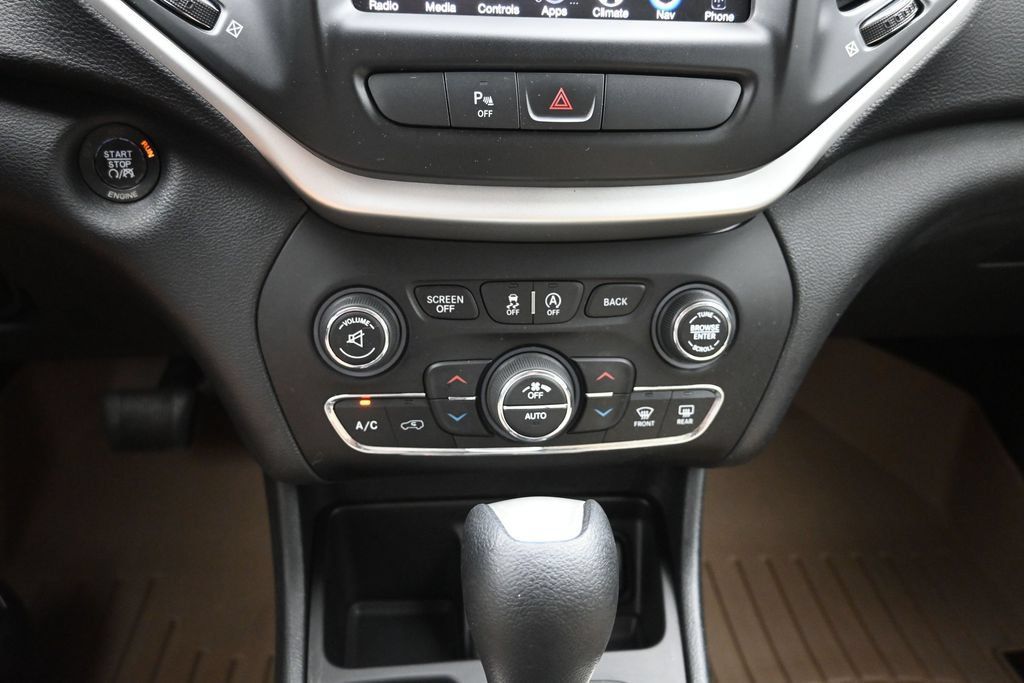 Used 2016 Jeep Cherokee Latitude FWD image 18