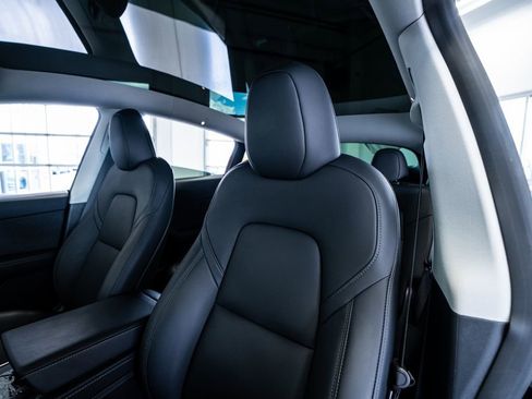 Used 2025 Tesla Model Y Long Range image 36