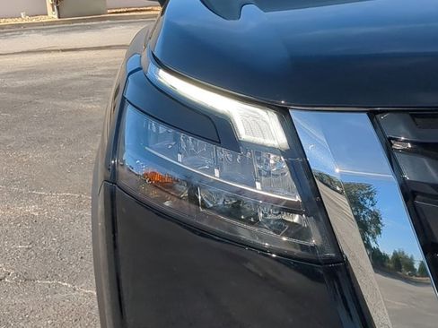Certified 2025 Nissan Pathfinder Platinum FWD image 10