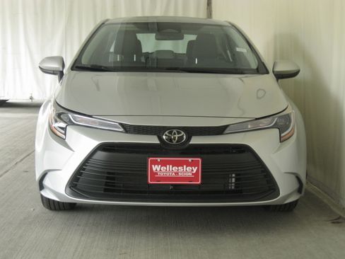 Used 2025 Toyota Corolla LE image 3
