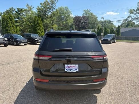 Used 2023 Jeep Grand Cherokee Limited w/ Black Appearance Package AWD/4WD image 4