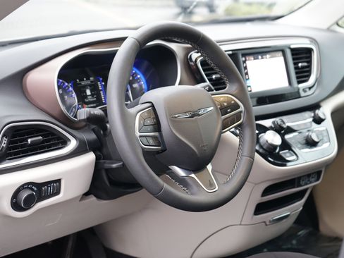 Used 2024 Chrysler Voyager LX image 8