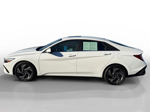 Certified 2025 Hyundai Elantra SEL image 2