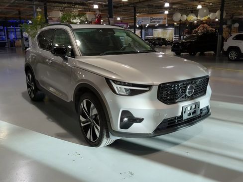 Used 2025 Volvo XC40 B5 Plus image 4