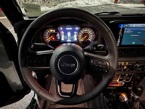 Used 2024 Jeep Wrangler Unlimited Rubicon w/ Capability Package image 24