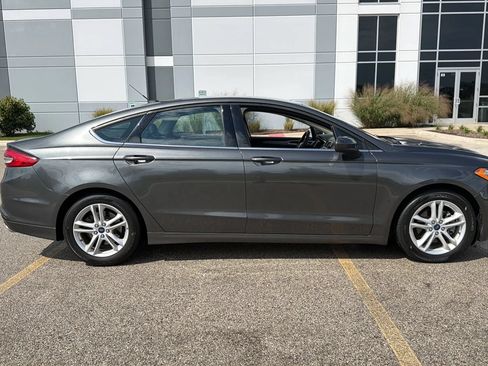 Used 2018 Ford Fusion SE FWD image 4