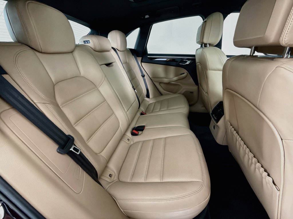 Certified 2025 Porsche Macan AWD/4WD image 29