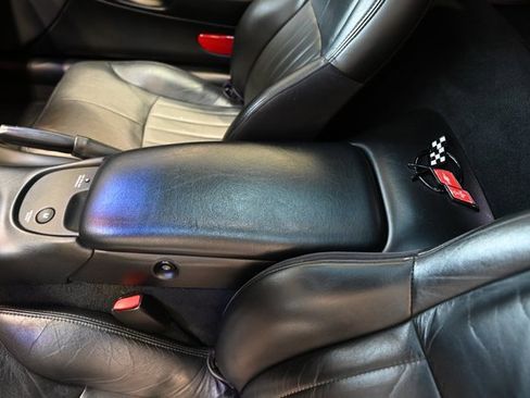 Used 2000 Chevrolet Corvette Coupe w/ Roof Pkg image 21
