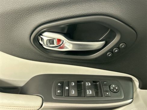 Used 2021 Jeep Cherokee Limited image 11