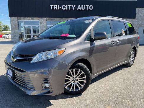 Used 2020 Toyota Sienna XLE Premium w/ Carpet Mat Package FWD image 1