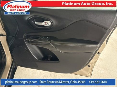 Used 2015 Jeep Cherokee Latitude w/ Comfort/Convenience Group image 39