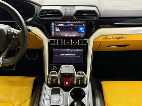 Used 2020 Lamborghini Urus image 32