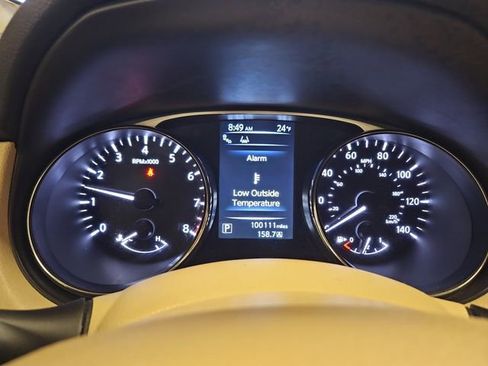 Used 2015 Nissan Rogue SV w/ SV Premium Package image 16