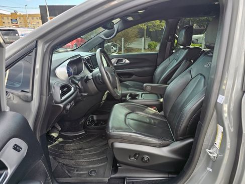 Used 2021 Chrysler Pacifica Touring-L w/ Uconnect Theater Family Group image 18