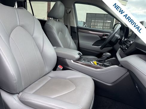 Used 2021 Toyota Highlander Limited image 9