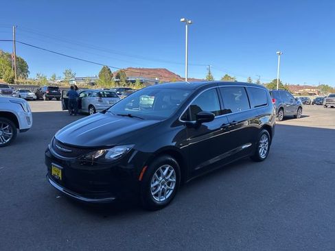 Used 2023 Chrysler Voyager LX FWD image 7