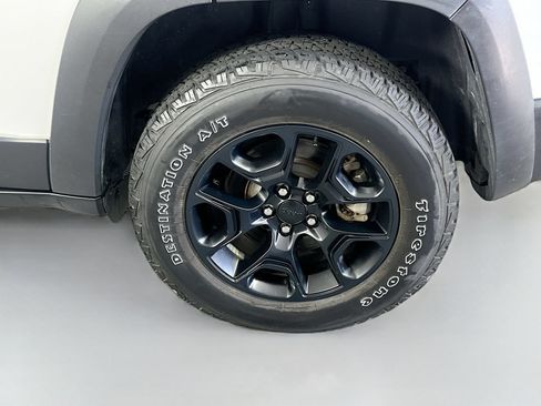 Used 2022 Jeep Cherokee Latitude AWD/4WD image 35