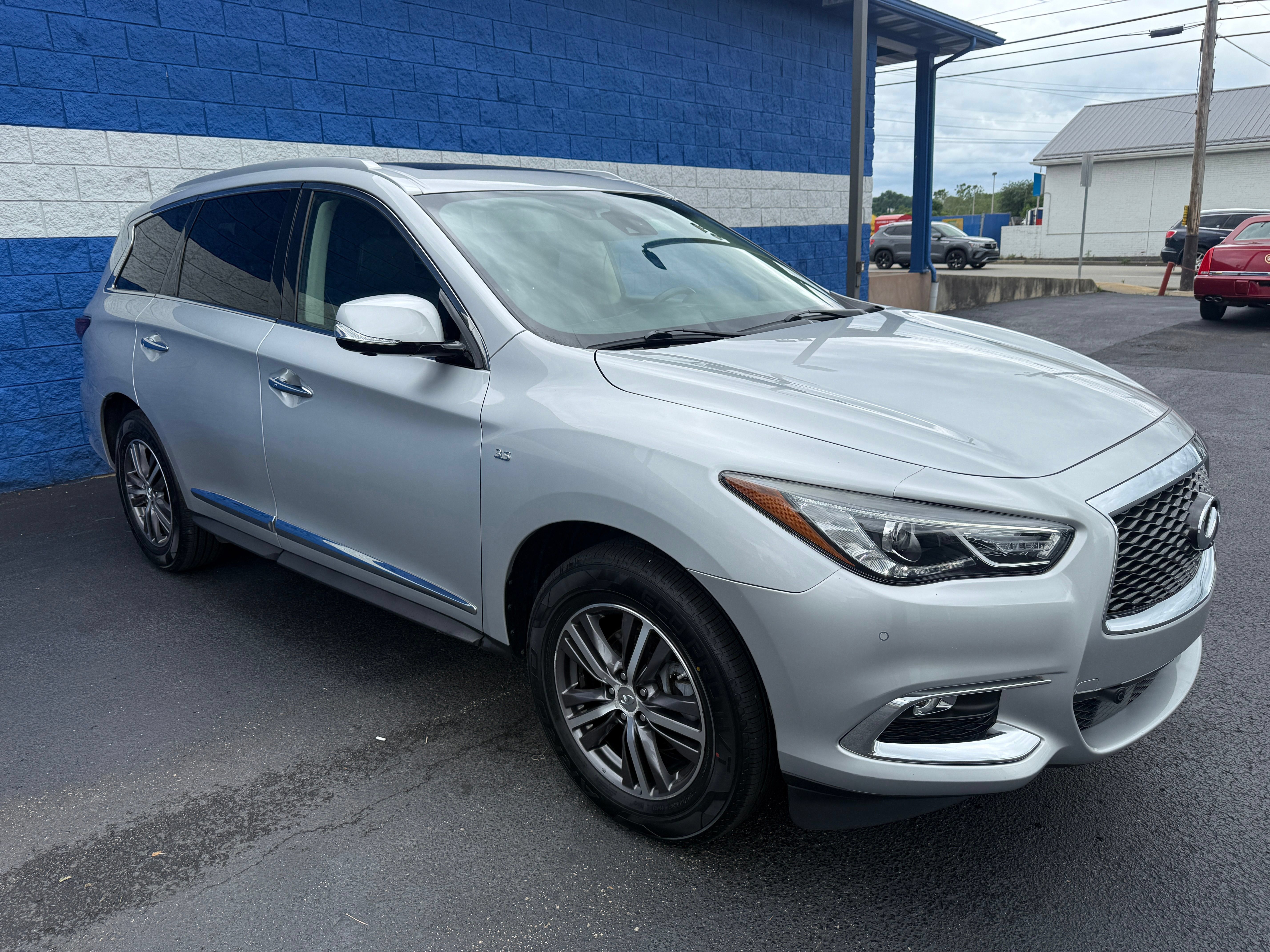 Used 2019 INFINITI QX60 Luxe w/ Essential Package AWD/4WD image 3