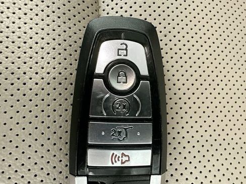 Used 2020 Ford Escape Titanium w/ Titanium Premium Package 2.0 AWD/4WD image 18