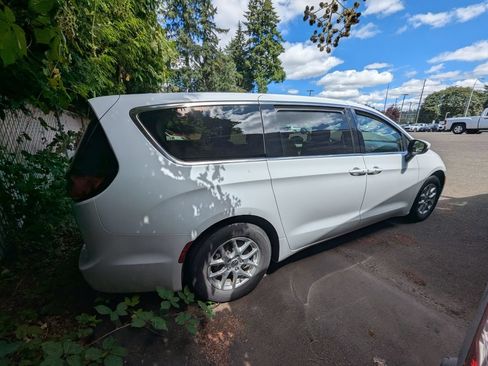 Used 2023 Chrysler Pacifica Touring-L FWD image 4