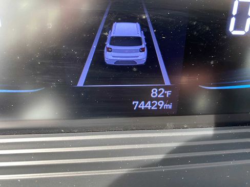 Used 2023 Hyundai Venue SEL FWD image 9