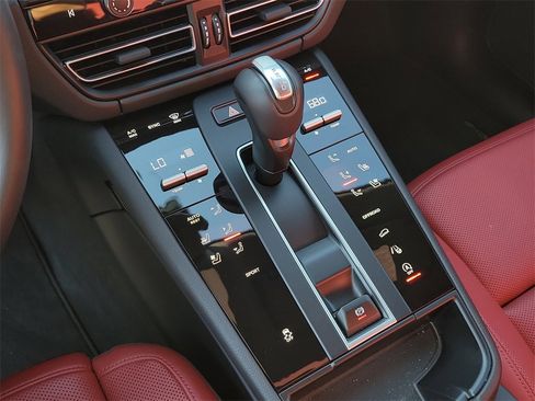 Certified 2025 Porsche Macan image 33