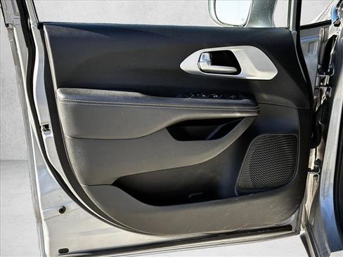 Used 2018 Chrysler Pacifica Touring-L w/ Premium Audio Group image 12