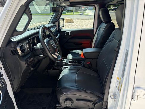 Used 2018 Jeep Wrangler Unlimited Sahara w/ Cold Weather Group AWD/4WD image 13