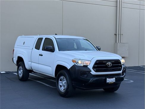 Used 2016 Toyota Tacoma SR image 3