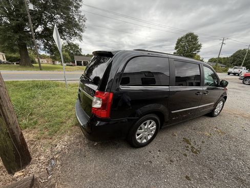 Used 2014 Chrysler Town & Country Touring image 5