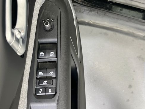 Used 2023 Jeep Compass Latitude w/ Sun and Sound Group AWD/4WD image 17