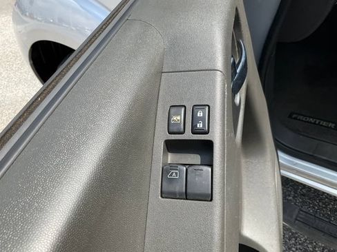 Used 2012 Nissan Frontier SV AWD/4WD image 7
