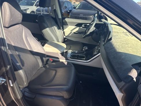 Used 2023 Kia Carnival EX image 6