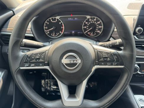 Used 2025 Nissan Altima 2.5 SV FWD image 14