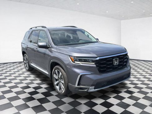 Used 2025 Honda Pilot Touring image 3