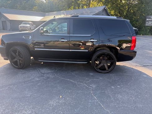 Used 2011 Cadillac Escalade AWD image 23