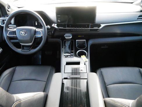 Used 2025 Toyota Sienna XLE Woodland Edition image 10