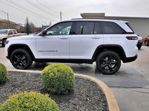 Used 2023 Jeep Grand Cherokee Altitude AWD/4WD image 4