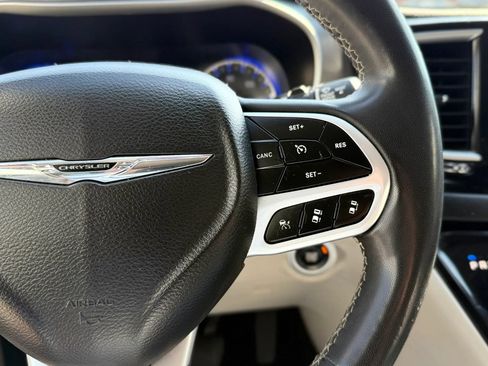 Used 2022 Chrysler Pacifica Touring-L FWD image 13