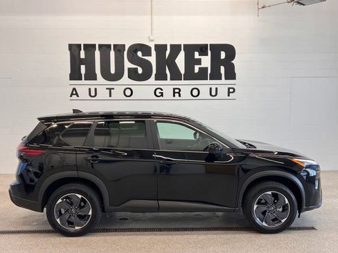 Used 2025 Nissan Rogue SV image 2